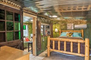 - une chambre avec un lit en bois et des murs verts dans l'établissement The Treehouse Cabin Creekside Home with Hot Tub!, à Summerville