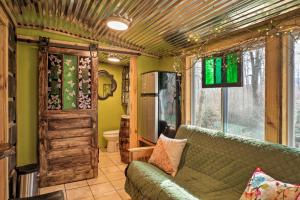 The Treehouse Cabin Creekside Home with Hot Tub! tesisinde bir oturma alanı