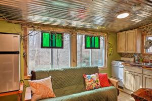 un salon avec un canapé dans une cuisine dans l'établissement The Treehouse Cabin Creekside Home with Hot Tub!, à Summerville