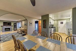 comedor y cocina con mesa y sillas en Central Medford Family Retreat with Large Yard!, en Medford