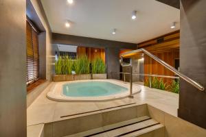 jacuzzi na środku łazienki w obiekcie Hotel Afrodyta Business & Spa w mieście Radziejowice