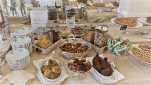 une table recouverte de assiettes et de bols de nourriture dans l'établissement Hotel Metropole, à Santa Margherita Ligure