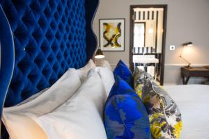 ロンドンにあるThe Ampersand Hotel - Small Luxury Hotels of the Worldの青い枕付きのベッドのヘッドボード