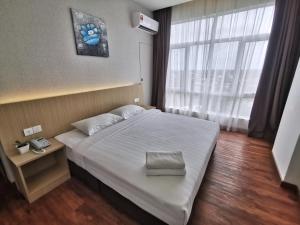 Postel nebo postele na pokoji v ubytování Green World Hotel