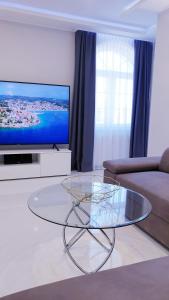 Televízia a/alebo spoločenská miestnosť v ubytovaní Holiday Apartment VILLA BIANCA