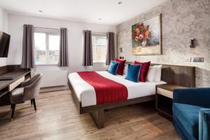 Postel nebo postele na pokoji v ubytování Signature Suites