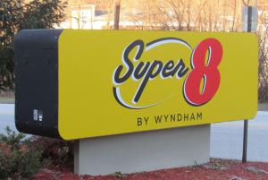 Ein Schild für einen Super by Windsham. in der Unterkunft Super 8 by Wyndham New Cumberland in New Cumberland