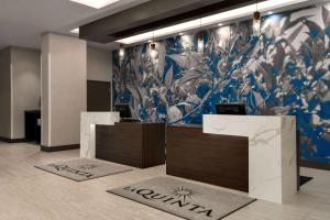 una hall con un murale di fiori sul muro di La Quinta Inn & Suites by Wyndham Orlando I-Drive Theme Parks a Orlando