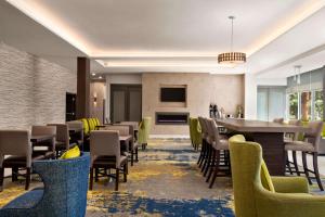 un ristorante con sala da pranzo con tavoli e sedie di La Quinta Inn & Suites by Wyndham Orlando I-Drive Theme Parks a Orlando