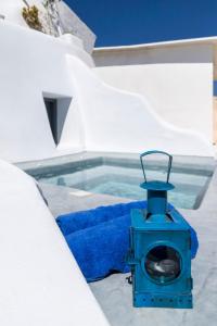 un radiateur bleu assis à côté d'une piscine dans l'établissement MyBozer Cave Villa, à Karterados