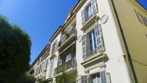 ニースにあるVIA ITALIA AP1054 - By Riviera Holiday Homesの窓とバルコニー付きの白い建物