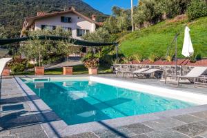 een villa met een zwembad en een huis bij IseoLakeRental - Vacanza Romantica in Riva di Solto