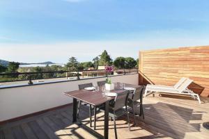 a patio with a table and chairs on a balcony at Residence ACQUA LINDA Porticcio in Porticcio