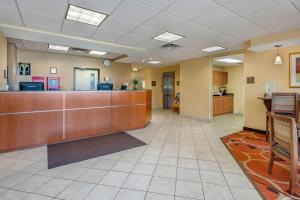 una hall di un ospedale con una sala d'attesa di Econo Lodge Inn & Suites Fairgrounds a Des Moines Altre 34 foto