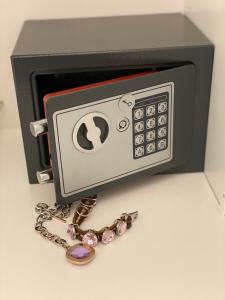 einen Safe mit einer Schlüsselkette davor in der Unterkunft B&b Tre Perle in Gallipoli