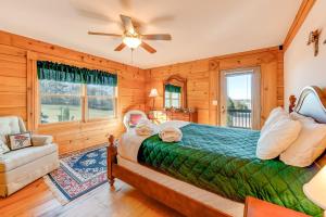 1 dormitorio con 1 cama y ventilador de techo en Longview Lodge, en Mineral