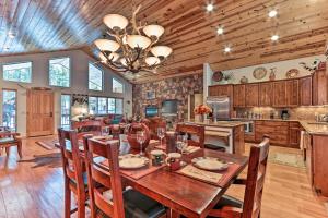 uma cozinha e sala de jantar com uma mesa de madeira e cadeiras em Luxe Cabin with Deck Less Than 3 Mi to Pinetop Country Club em Indian Pine