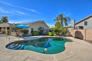 Swimmingpoolen hos eller tæt på Gorgeous Goodyear Home with Pool and Hot Tub!