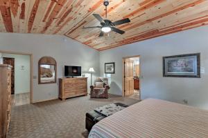 Foto da galeria de Luxe Cabin with Deck Less Than 3 Mi to Pinetop Country Club em Indian Pine