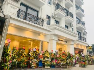 Ein Gebäude mit einem Blumenstrauß davor. in der Unterkunft Paragon Noi bai Hotel & Pool in Hanoi