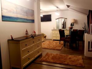 TV a/nebo společenská místnost v ubytování Apartament Fluturaș de Stâncă Comarnic