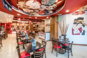 ห้องอาหารหรือที่รับประทานอาหารของ Ramada by Wyndham Dubai Deira