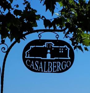 een bord met een kat bovenop een kasteel bij Agriturismo Casalbergo in Isola della Scala
