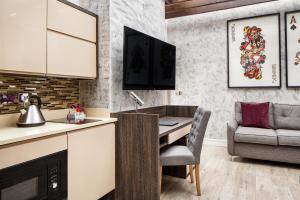 TV a/nebo společenská místnost v ubytování Signature Suites