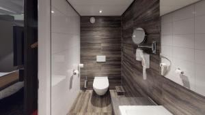 een badkamer met toilet en wastafel bij Eden Studios and Apartments in Amsterdam +25 foto's