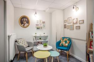 アンヌマスにあるAppart'City Classic Annemasse Centre - Pays de Genèveの椅子2脚とテーブル1台が備わる客室です。