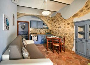 uma sala de estar com um sofá e uma mesa em Agriturismo MonteCrespini em Saturnia