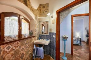 um banheiro com uma pia e um espelho em Agriturismo MonteCrespini em Saturnia