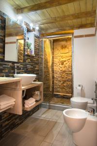 シラクーサにあるJureca Guest Houseのバスルーム(シャワー、トイレ、シンク付)