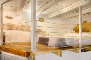1 dormitorio con 2 literas en una plataforma de madera en Jureca Guest House, en Siracusa