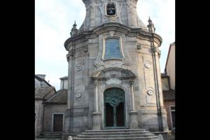 Casa Ela في سيرا سان برونو: مبنى عليه برج عليه ساعه +8 صور