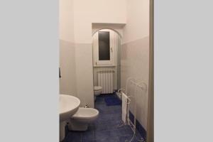 - une salle de bains blanche avec 2 toilettes et un lavabo dans l'établissement Casa Ela, à Serra San Bruno