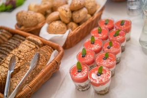 einen Tisch mit Desserts und Brotkörben in der Unterkunft Pałac Łomnica - Karkonosze / Riesengebirge in Jelenia Góra