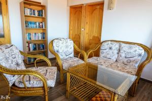 sala de estar con 2 sillas y mesa de cristal en Dom Mladenovi en Sozopol