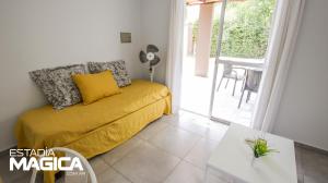 Una sala de estar con un sofá amarillo y una mesa. en Quinta Mercedes, en San Rafael 28 fotos más