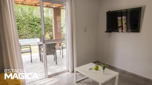 sala de estar con mesa y puerta corredera de cristal en Quinta Mercedes en San Rafael