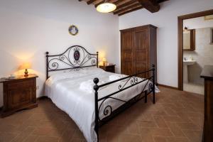 A bed or beds in a room at Borgo Palazzuolo Vecchio