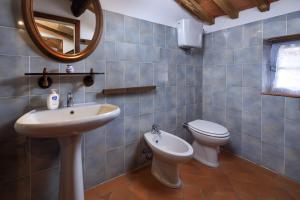 A bathroom at Borgo Palazzuolo Vecchio