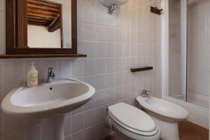 A bathroom at Borgo Palazzuolo Vecchio