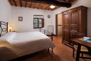 A bed or beds in a room at Borgo Palazzuolo Vecchio