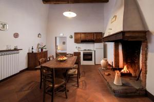 A kitchen or kitchenette at Borgo Palazzuolo Vecchio