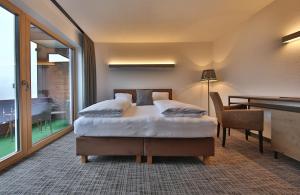 Łóżko lub łóżka w pokoju w obiekcie Panoramahotel Fliesserhof