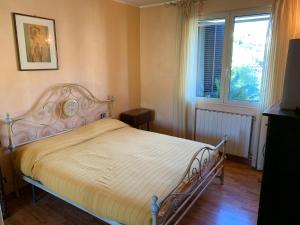 een slaapkamer met een bed en een raam bij Casa Delle Olive in Dolceacqua