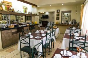 una sala da pranzo con tavoli e sedie in un ristorante di Hotel Don Eduardo a Temuco