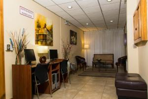 una sala de espera con mesa y sillas en Hotel Don Eduardo, en Temuco