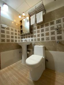 Kylpyhuone majoituspaikassa Utsavam Hotel Apartments